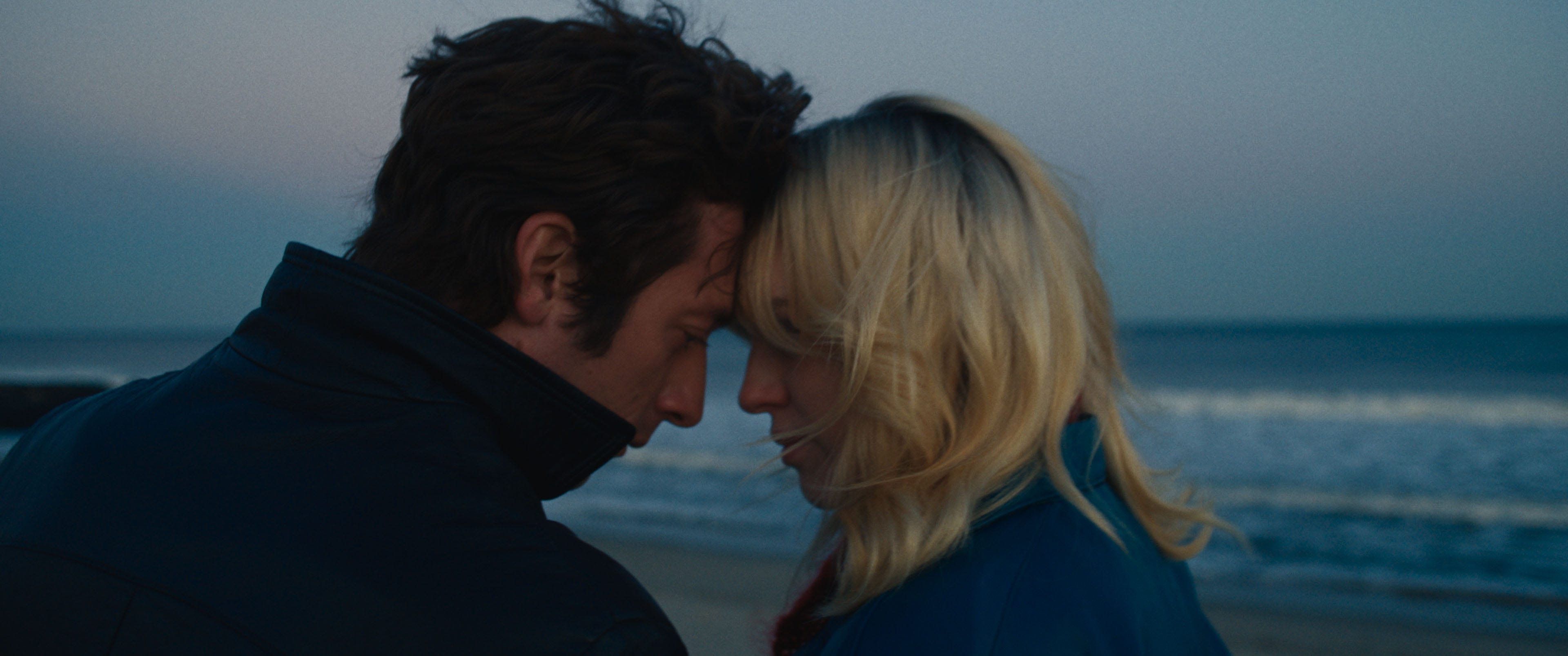 Jeremy Allen White and Odessa Young as Bruce and Faye in