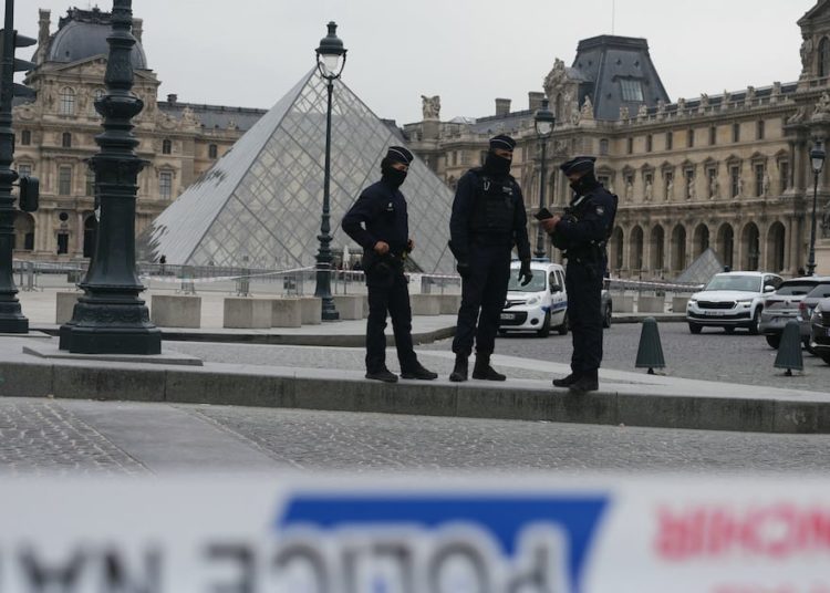 Cops Nab Louvre Thief Moments Before His Big Getaway