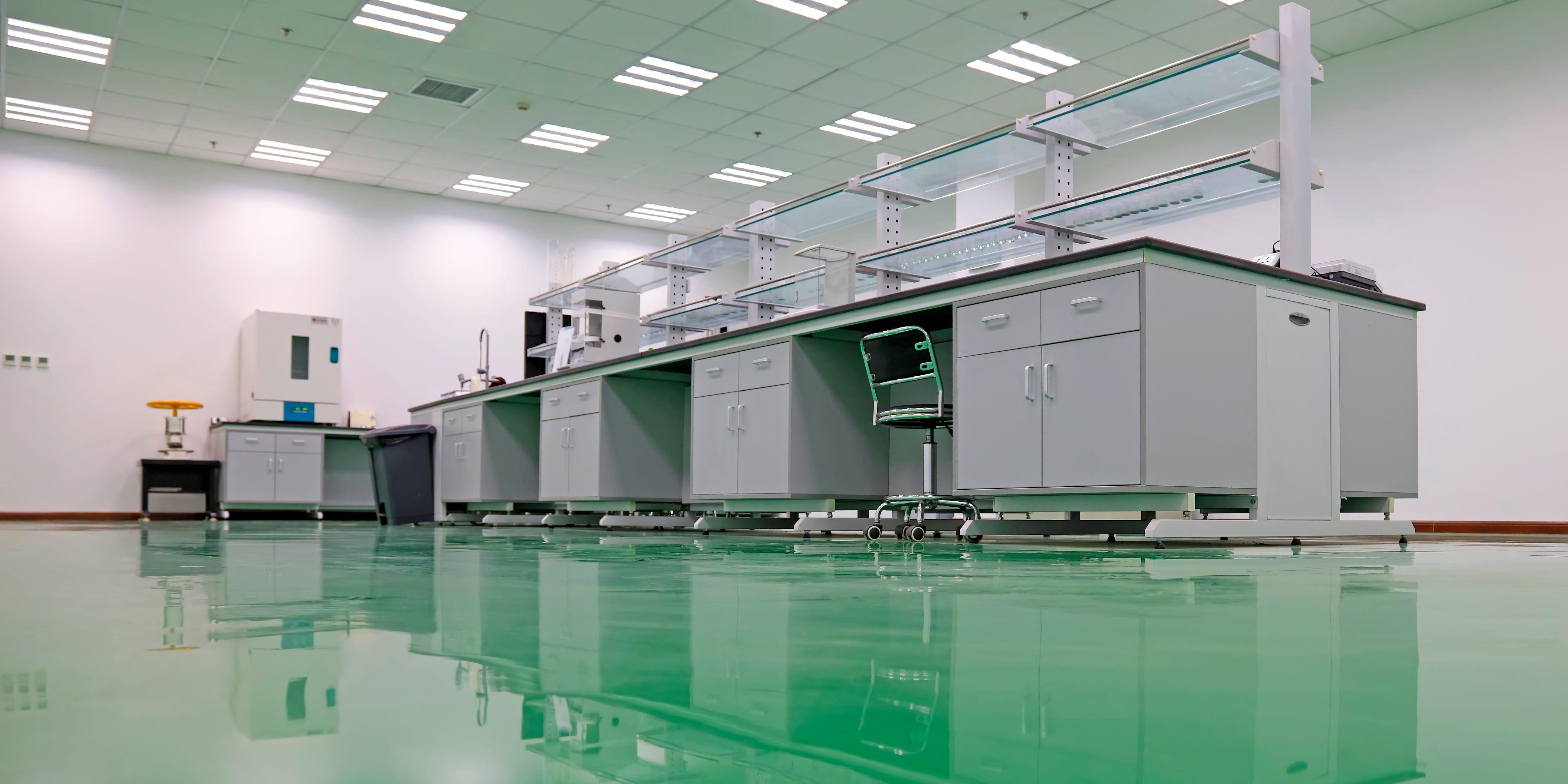 A picture of an empty lab with a green floor.
