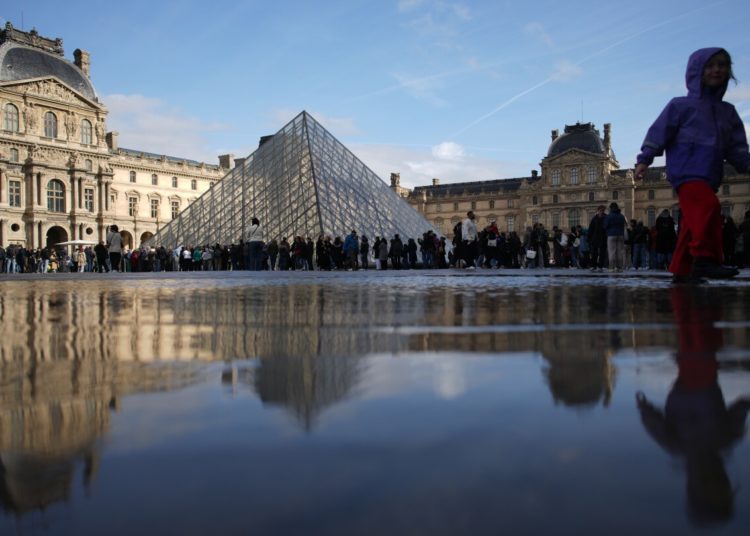 French senators say security at the Louvre is ‘not in line’ with modern standards and demand action