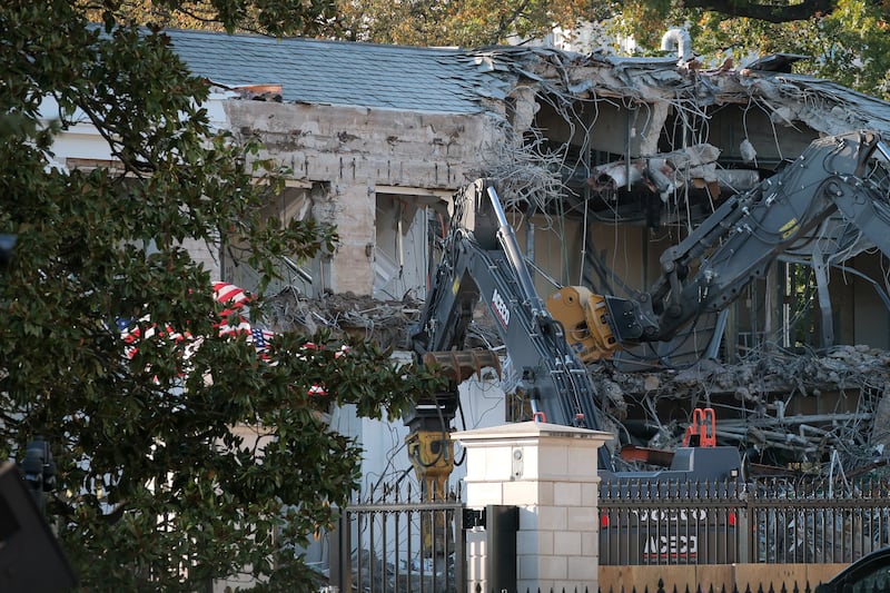 WASHINGTON, DC - OCTOBER 20: Workers demolish the facade of the East Wing of the White House on October 20, 2025 in Washington, DC. The demolition is part of U.S. President Donald Trump's plan to build a ballroom reportedly costing $250 million on the eastern side of the White House. (Photo by Kevin Dietsch/Getty Images)