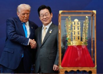 South Koreans Protest Trump With ‘No Kings’ Chant as Government Gifts Him Replica Crown