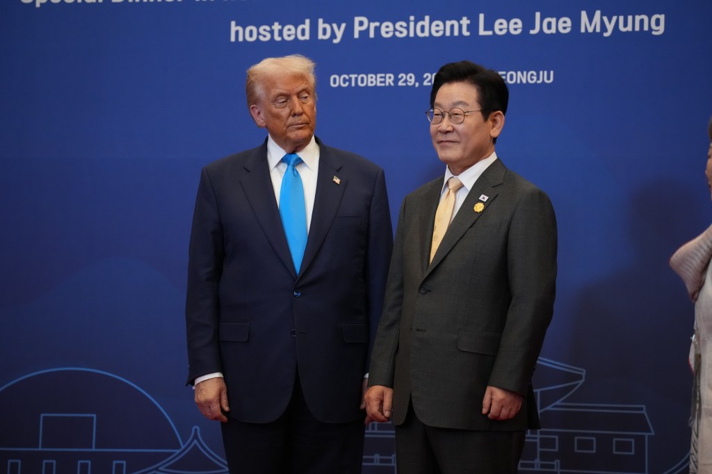 U.S. President Donald Trump and South Korean President Lee Jae Myung stand together at a dinner.