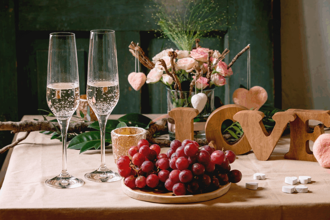 Roses, romance, and a rip-off: Raunchy ‘Bonnie and Clyde’ reportedly steal from Mon Chéri restaurant — after risqué romp