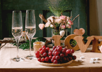 Roses, romance, and a rip-off: Raunchy ‘Bonnie and Clyde’ reportedly steal from Mon Chéri restaurant — after risqué romp