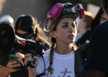 ‘Gen Z’ Dem candidate charged with interfering with ICE posted video of herself in mob blocking unmarked SUV