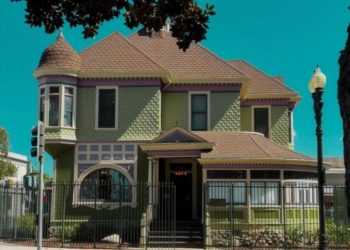 ‘Haunted’ historic SoCal home open for tours