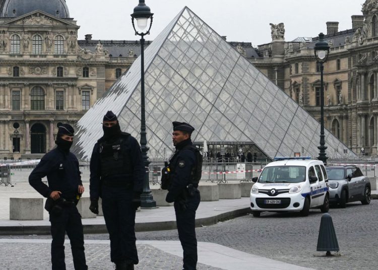 2 arrested over jewel heist at the Louvre, French prosecutors say