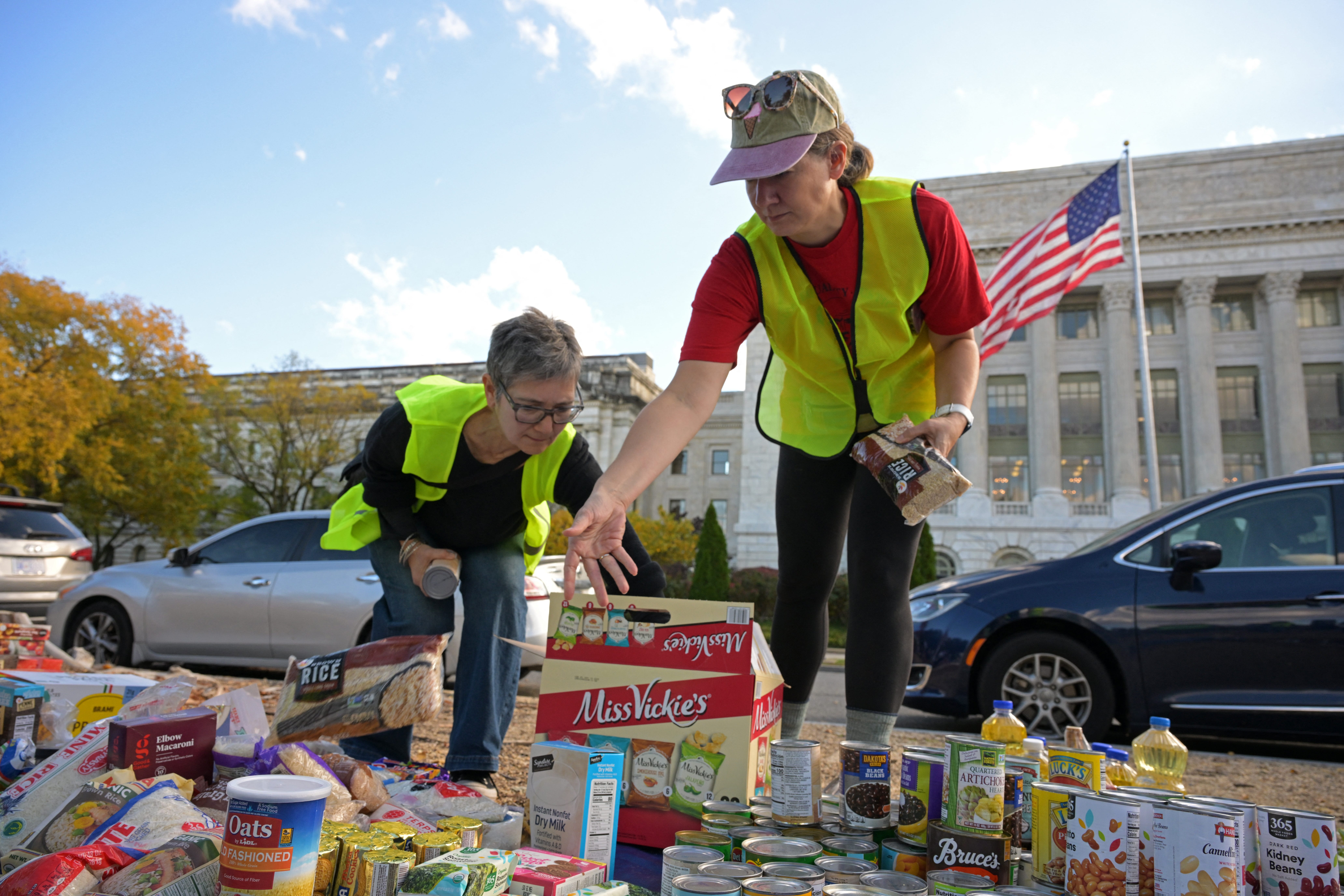 Volunteers at a food drive on the National Mall