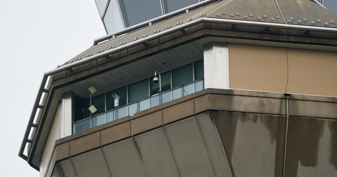 2,800 flights delayed Monday as air traffic controllers face pay pause