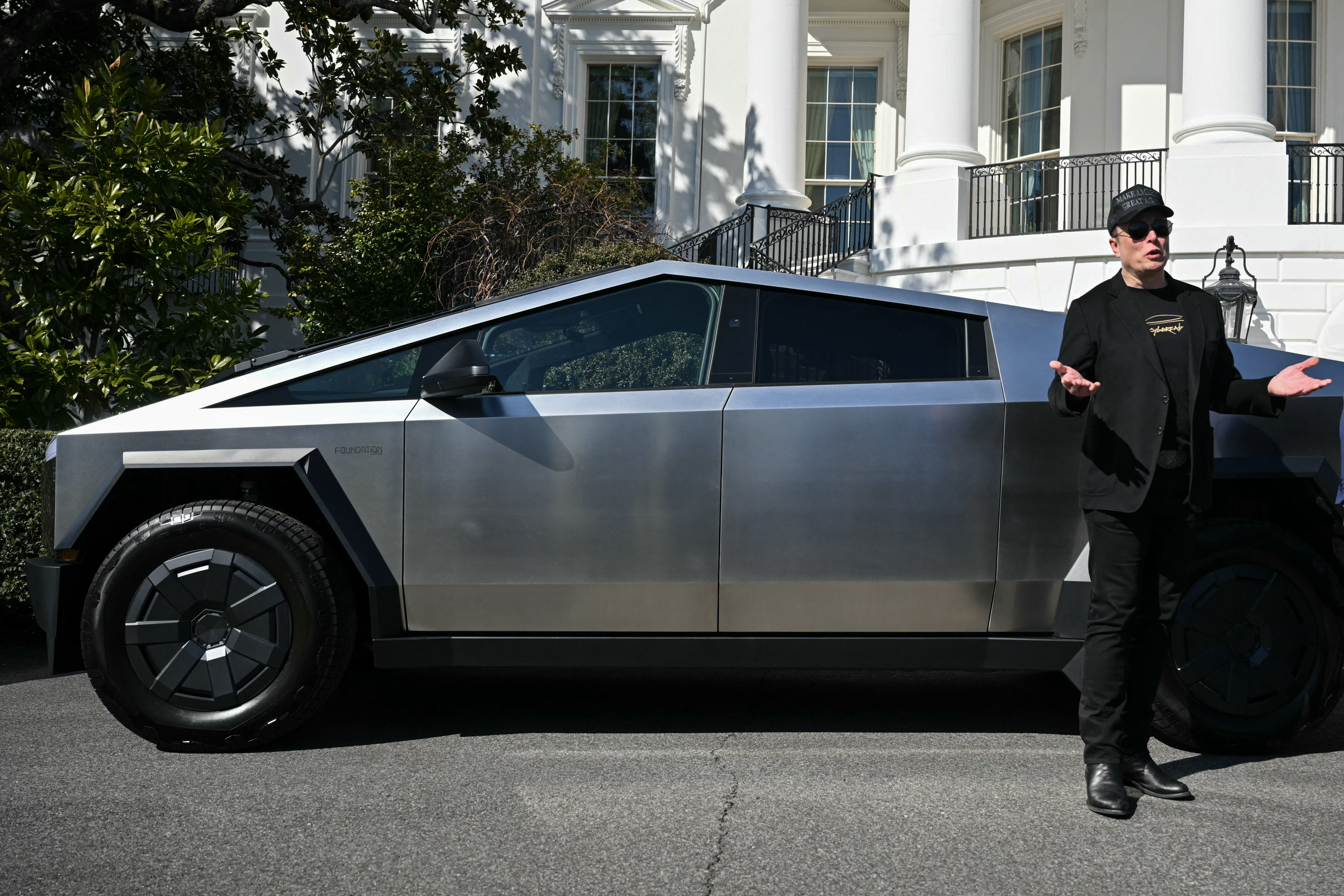 Elon Muks in front of a Cybertruck