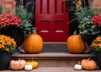 5 tasteful fall decorations to add to your home, and 3 tacky ones to skip, according to an interior designer