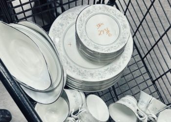 I paid $65 for a giant collection of vintage dishes at a thrift store. Then I found out it’s worth almost $1,000.