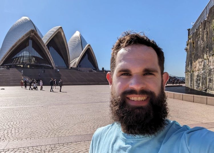 I paid off $90,000 in student debt by living with my parents. I moved to Australia, have my own place, and a higher salary.