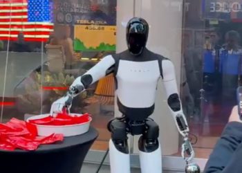 Tesla’s Optimus robot hands out candy in Times Square
