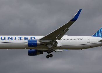 A United flight u-turned over the Atlantic coast when a passenger’s laptop fell through a gap into the plane’s hold