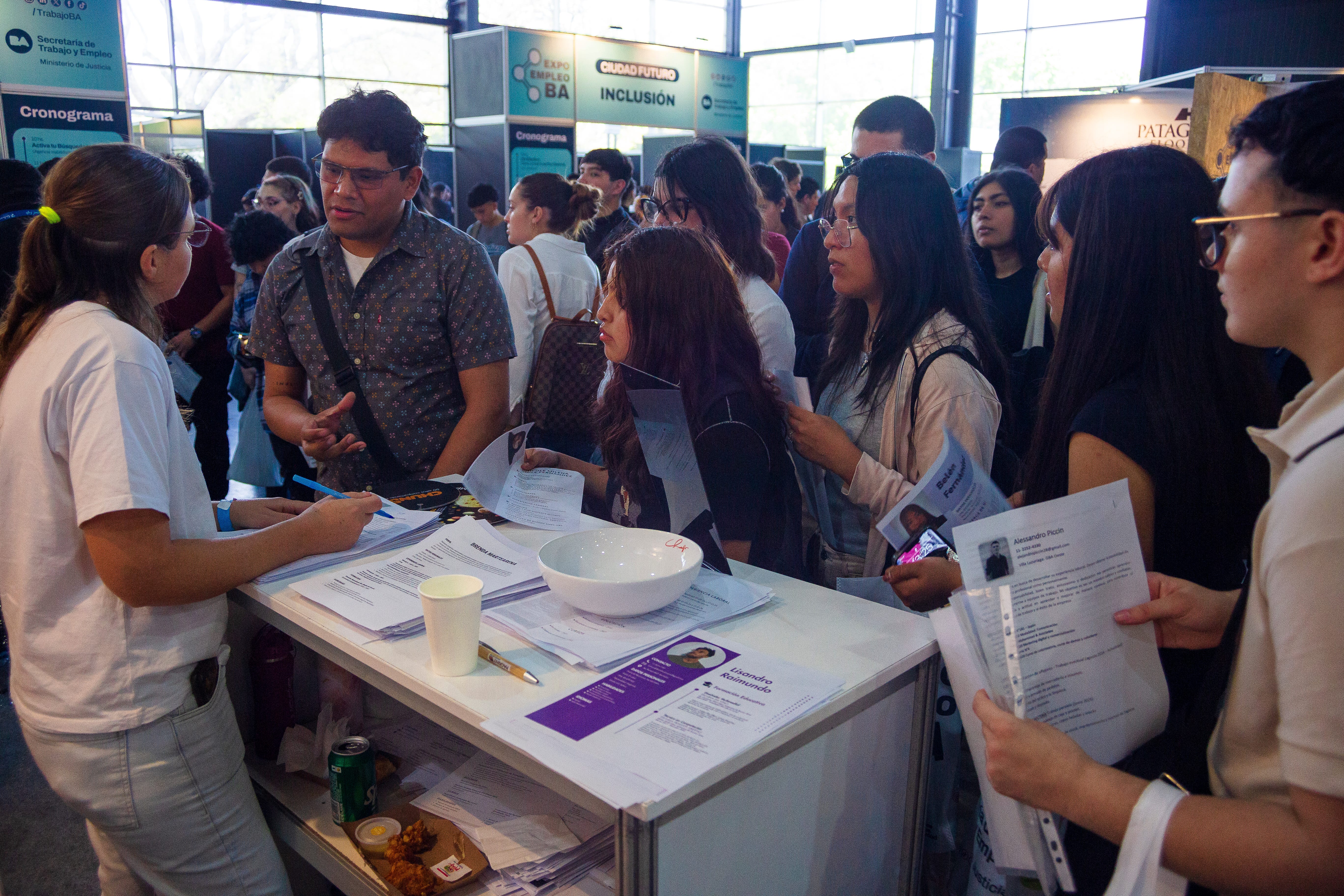 Thousands of unemployed young people and adults attend the BA Employment Expo in La Rural, Buenos Aires, on October 16, 2025.