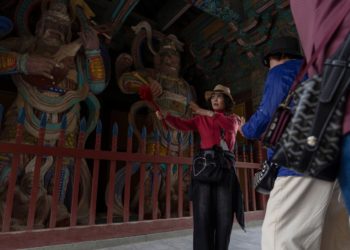 APEC leaders open economic summit after Trump and Xi agreed on steps to ease trade tensions