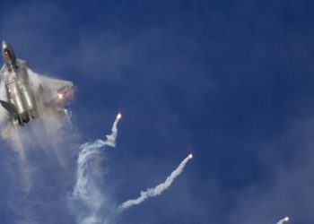 Air Force’s 10-year fighter jet report is missing key details, experts say