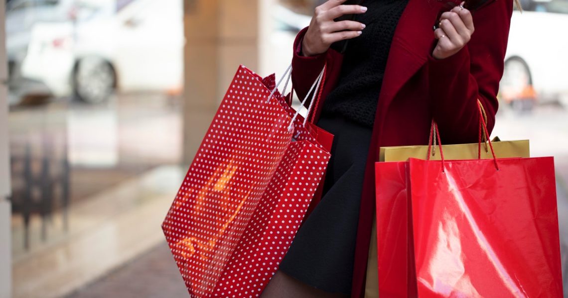 Americans to spend big this holiday despite gloomy economic views