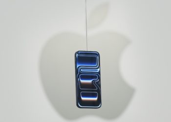 Apple delivers strong quarter despite iPhone sales slowdown and ongoing artificial technology issues