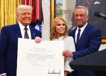 Cheryl Hines’s MAGA Makeover Has Her Hollywood Colleagues Scratching Their Heads: “I Don’t Know You Anymore!”