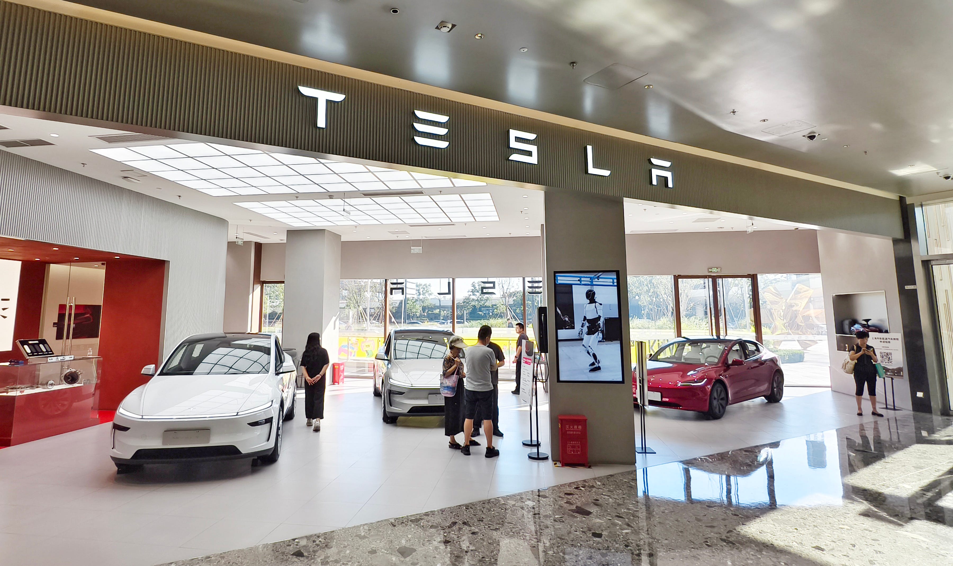 Tesla's new energy electric vehicle store in Shanghai.