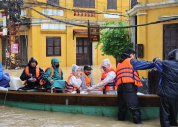 Deadly floods batter central Vietnam, killing at least 10