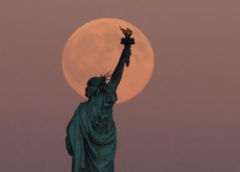 Does the full moon make us sleepless? A neurologist explains the science