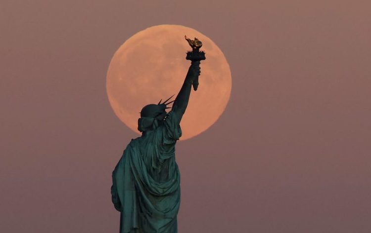 Does the full moon make us sleepless? A neurologist explains the science