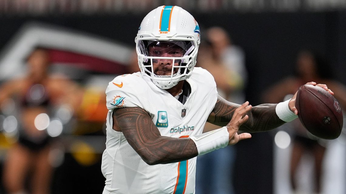 Dolphins’ Tua Tagovailoa throws 4 touchdown passes with swollen eye