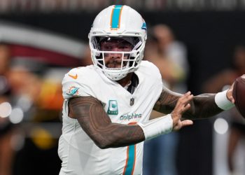 Dolphins’ Tua Tagovailoa throws 4 touchdown passes with swollen eye