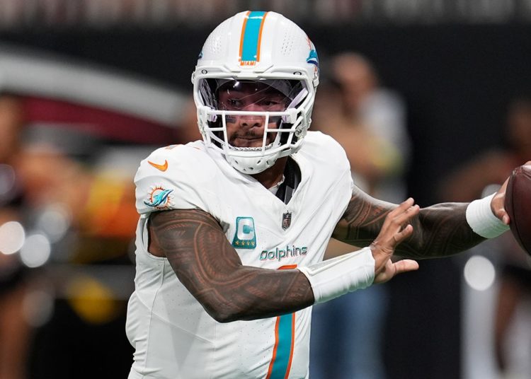 Dolphins’ Tua Tagovailoa throws 4 touchdown passes with swollen eye