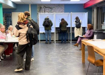 Dutch voters head to polls in test of far-right momentum