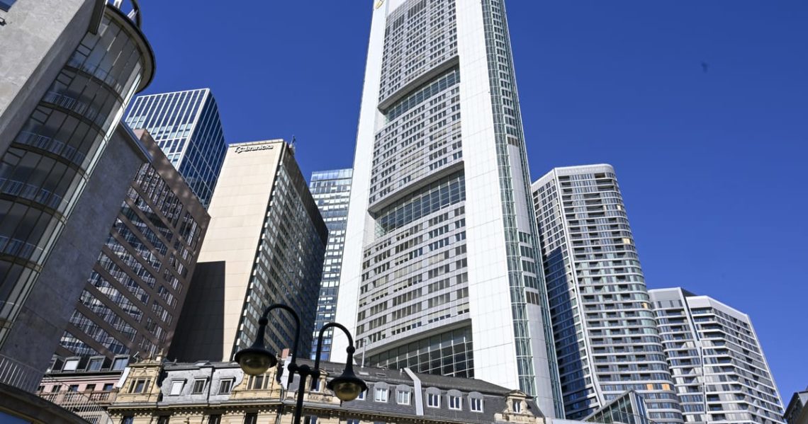 ECB keeps interest rates unchanged as economy withstands trade shock