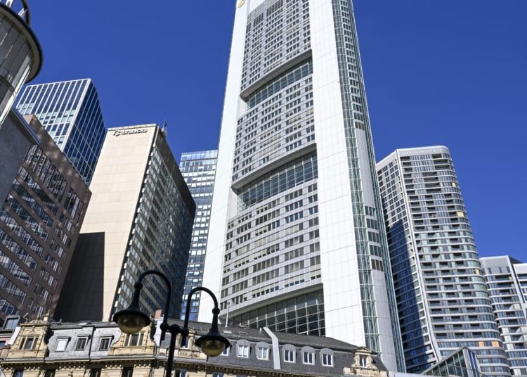 ECB keeps interest rates unchanged as economy withstands trade shock