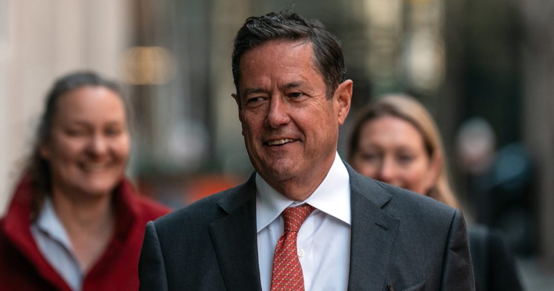 Elizabeth Warren Calls for Investigation of Top Banker Tied to Epstein