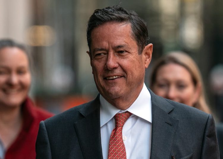 Elizabeth Warren Calls for Investigation of Top Banker Tied to Epstein