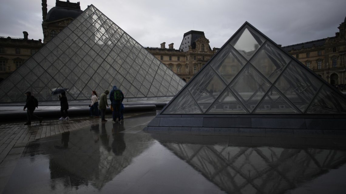 Ex-thief says he warned Louvre of security weaknesses around crown jewels