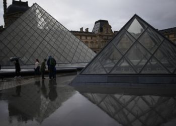 Ex-thief says he warned Louvre of security weaknesses around crown jewels