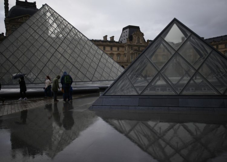 Ex-thief says he warned Louvre of security weaknesses around crown jewels