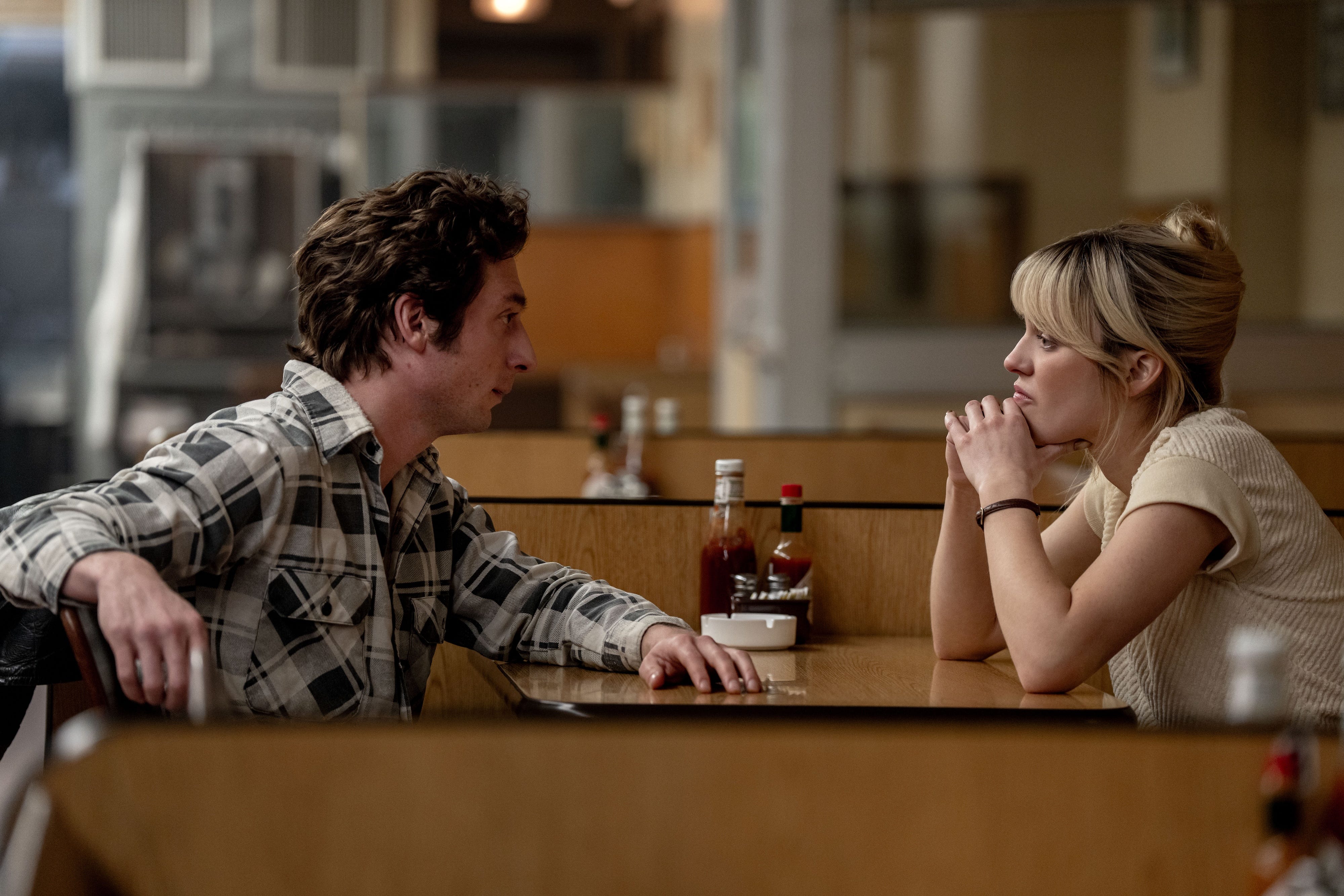 Jeremy Allen White and Odessa Young as Bruce and Faye in