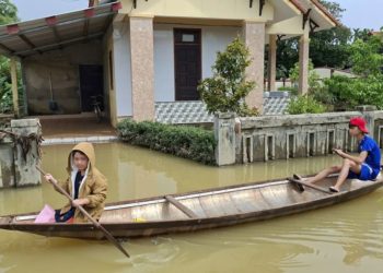 Floods kill 13 in Central Vietnam as rescue operations push forward