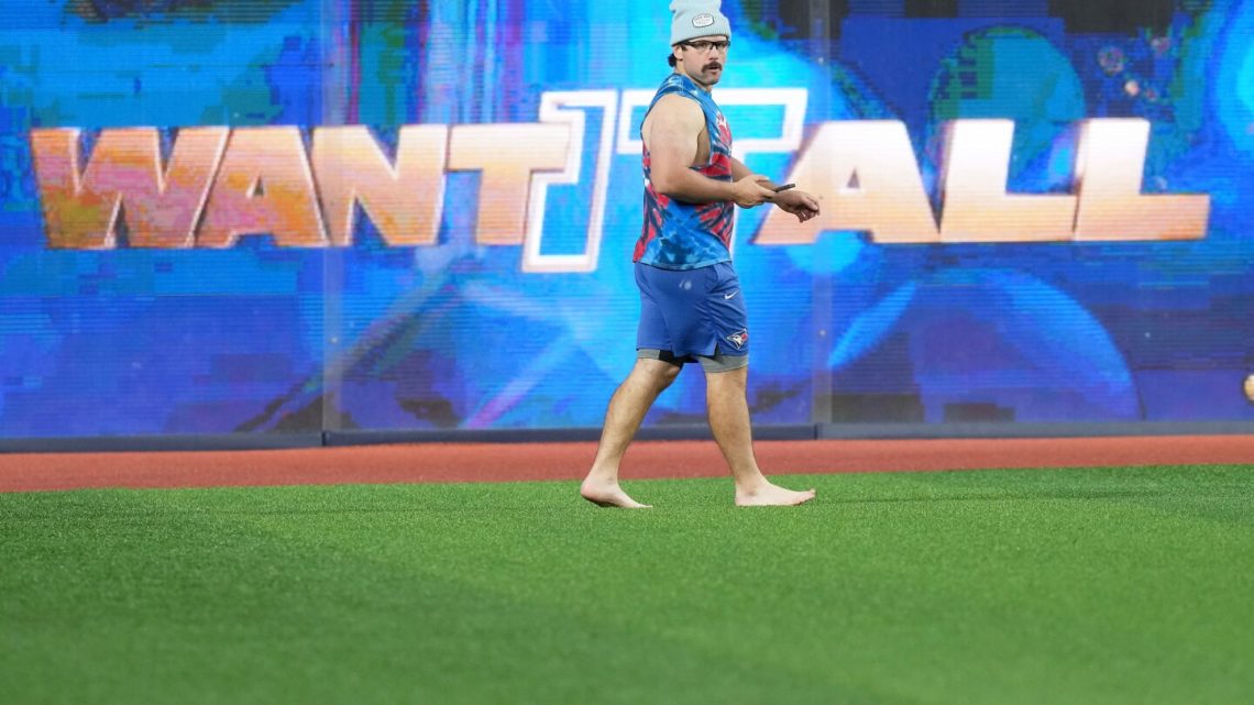 Foot note in the outfield: Toronto’s Davis Schneider skips shoes a day before playing for title