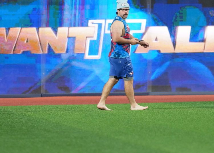 Foot note in the outfield: Toronto’s Davis Schneider skips shoes a day before playing for title