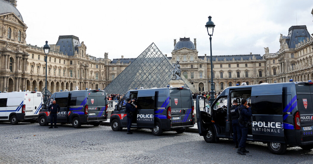 French Police Arrest 5 More in Louvre Robbery Investigation