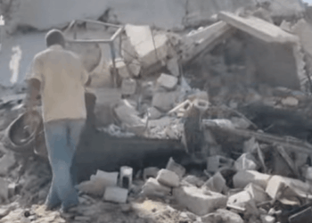 Gaza returnee places family tent over unexploded Israeli bomb