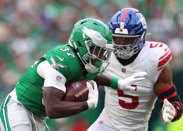 Giants’ Kayvon Thibodeaux sounds off after controversial call on tush push vs Eagles