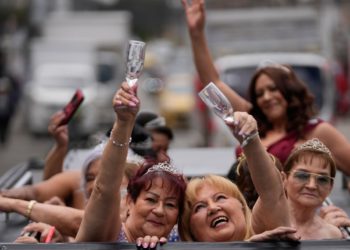 Grandmothers in Colombia get the quinceañera they never had