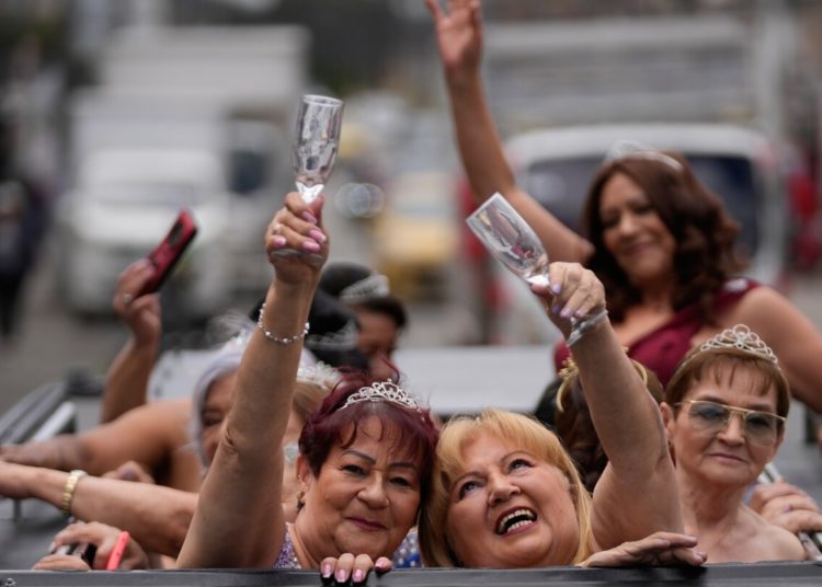 Grandmothers in Colombia get the quinceañera they never had